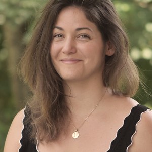 Portrait de Roxane Mayer, souriante